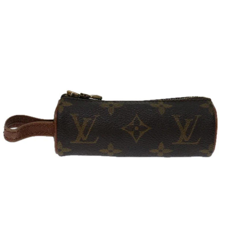 Louis Vuitton bags with a chain - link trim and a leather body for a modern edgeLOUIS VUITTON Etui à balles de golf Clutch Bag