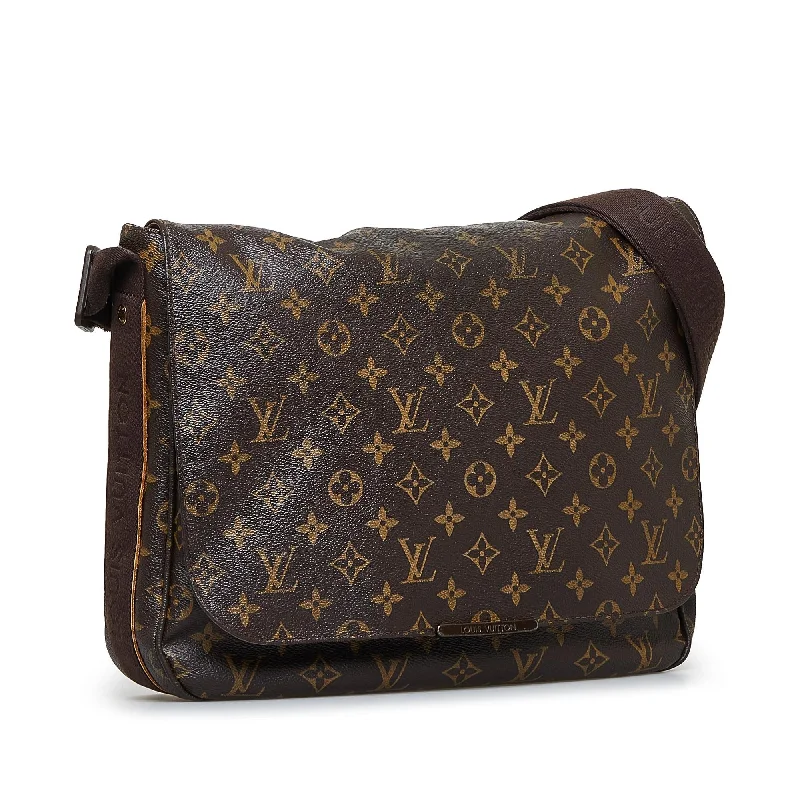 Louis Vuitton bags with a chain - link trim and a leather body for a modern edgeLouis Vuitton Monogram Beaubourg Messenger MM (yMyorQ)