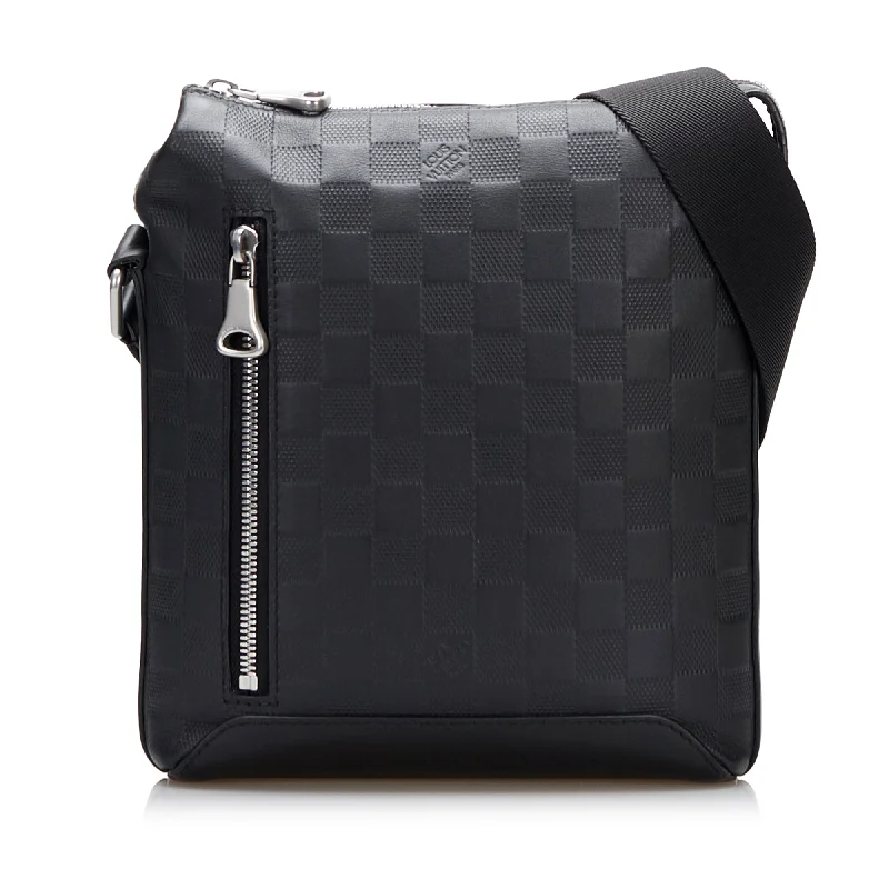 Louis Vuitton bags with a chain - link trim and a leather body for a modern edgeLouis Vuitton Damier Infini Discovery Messenger Crossbody Bag