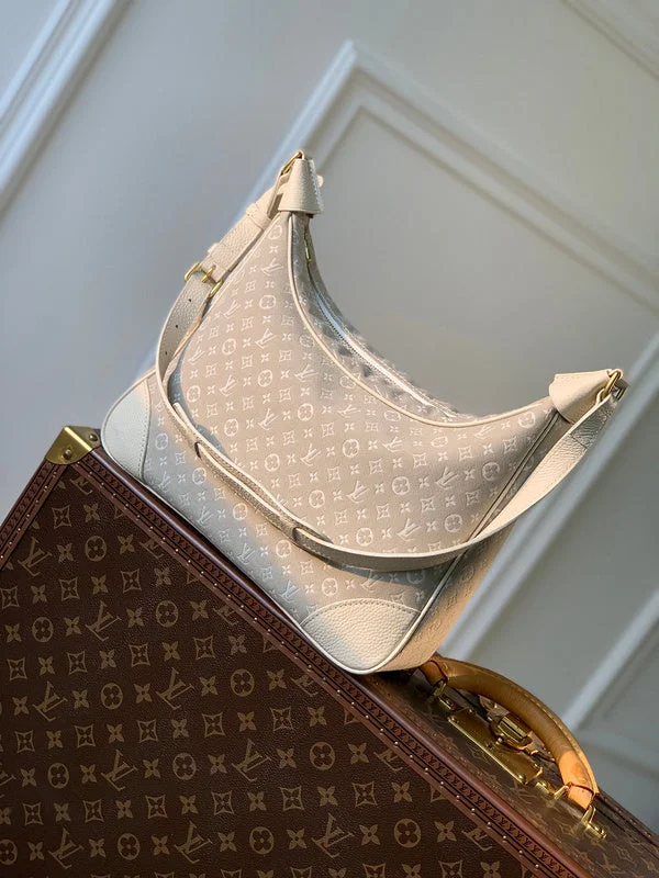 Louis Vuitton bags with a chain - link trim and a leather body for a modern edgeBoldCollect - LOUIS VUITTON Bags - 254