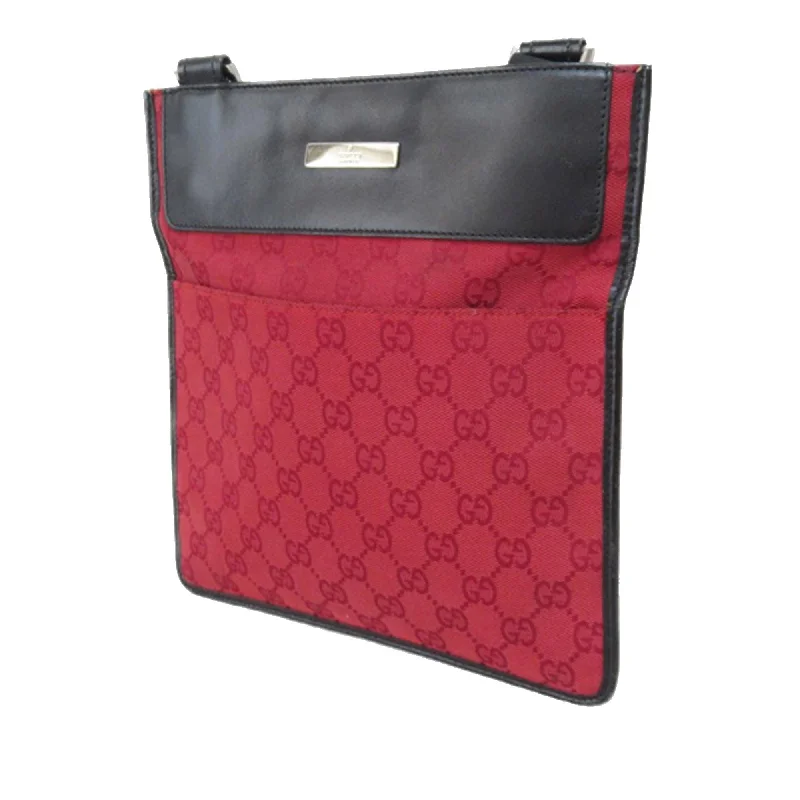 Gucci tote bags for women with a printed Gucci logoGucci GG Canvas Flat Messenger Bag (wErO8J)