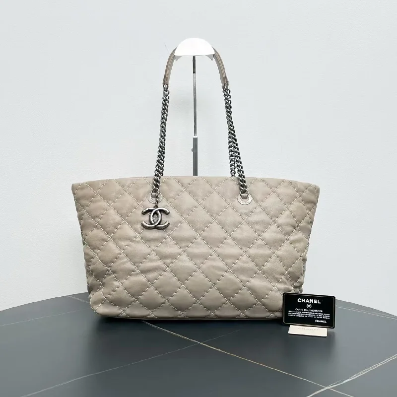 Chanel Black Handbag for Business MeetingsChanel Beige Quilted Leather Tote Bag 2012 Medium