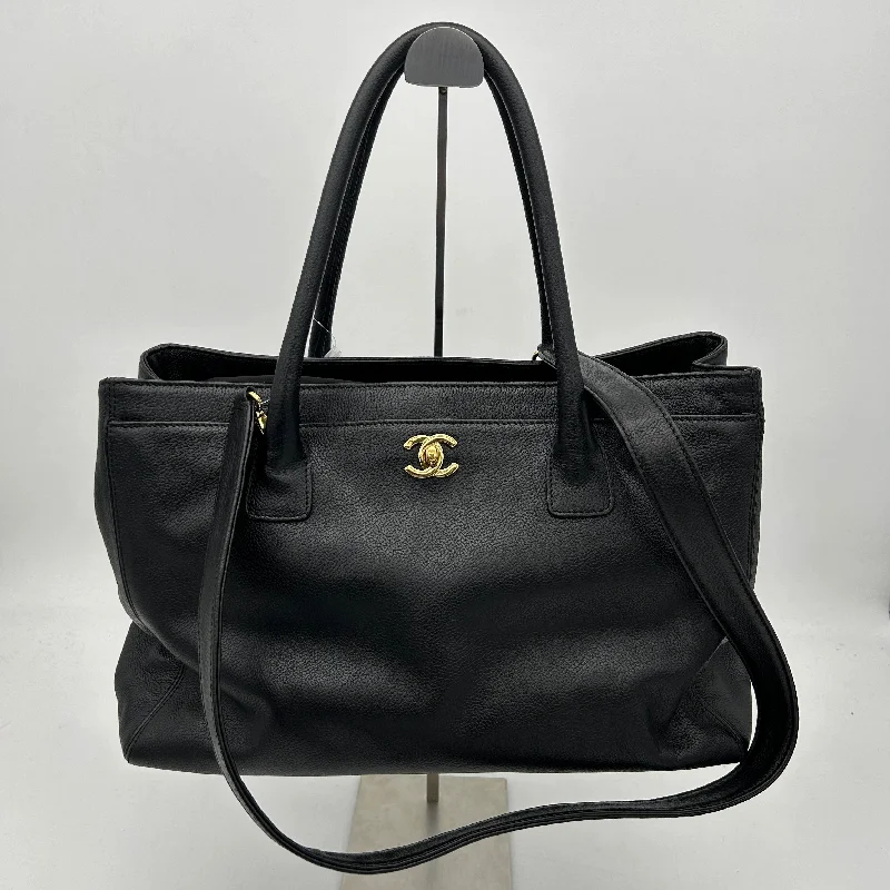 Chanel Lightweight Handbag for Daily ErrandsChanel Black Calfskin Shoulder Bag Large